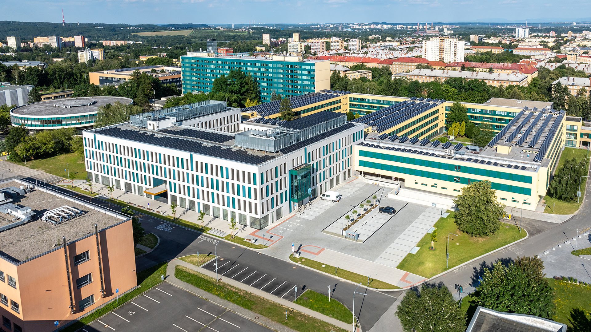 Vysoká škola báňská v Ostravě má novou budovu ekonomické fakulty. Navrhlo ji studio CHVÁLEK ATELIÉR s.r.o.