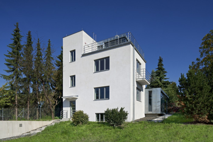 Ťoupalíkova vila, Studio Hangár