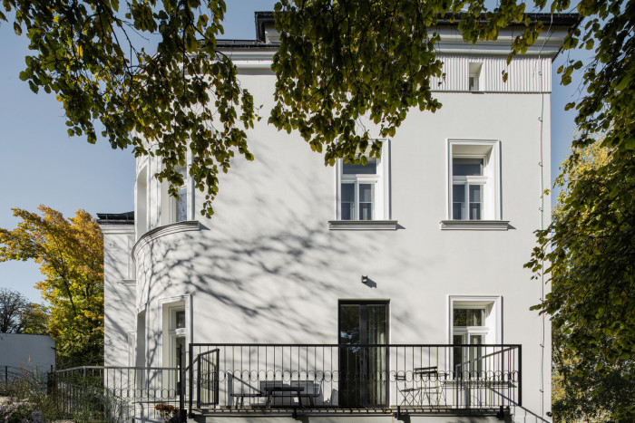 Zrekonstruovaná vila poblíž Prahy od Karnet architekti