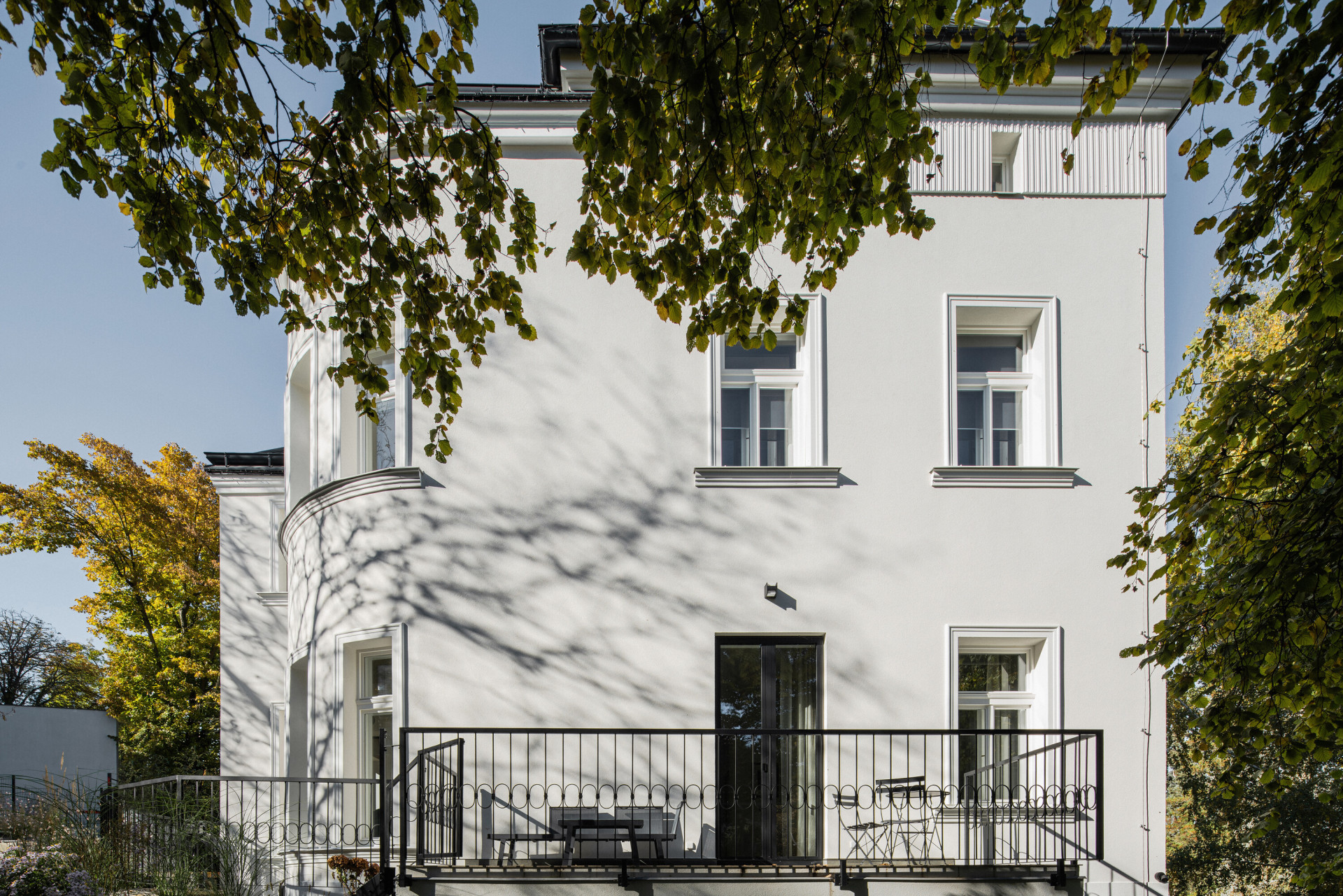 Zrekonstruovaná vila poblíž Prahy od Karnet architekti