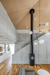 Dům ve Zlíně dokazuje, že i na svahu může být pohodlný dům se snadným přístupem na zahradu.