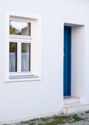 Prováděly se taky dispoziční úpravy, nový vstup se nachází na opačné straně uliční fasády než tomu bylo původně. (Rodinný dům v Kohoutovicích, Ateliér Kopecký)