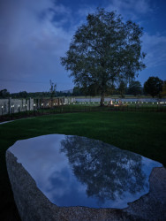 Rozptylová loučka je doplněna o obřadní stůl, který byl vylomen z úbočí Jizerských hor. (Poslední místo, mjölk architekti)