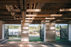 Rekonstrukce stodoly v Pošumaví, BYRÓ architekti: Velký vliv na to mělo uvědomělé zacházení s materiálem. Cílem bylo využít co nejvíce z toho, co se na místě a v jeho okolí už nacházelo