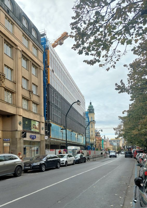 Fotografie z průběhu rekonstrukce s ještě plně nedokončeným novým pláštěm - listopad 2023