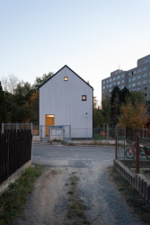 Dům před dvůr, DDAANN