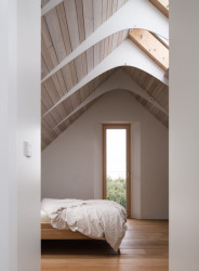 Ateliér Martin Neruda Architektura zrekonstruoval vyhořelý rodinný dům na pražské Zbraslavi