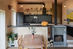 Přízemí má několik výškových úrovní