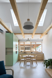 Nad kavárnou v podkroví vznikl nový byt.