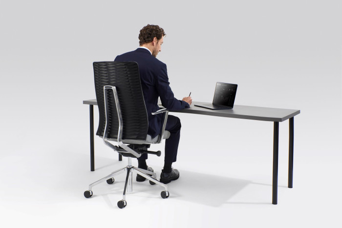 Designér Andreas Krob se při návrhu židle FollowMe zaměřil především na inovativní typ opěráku.