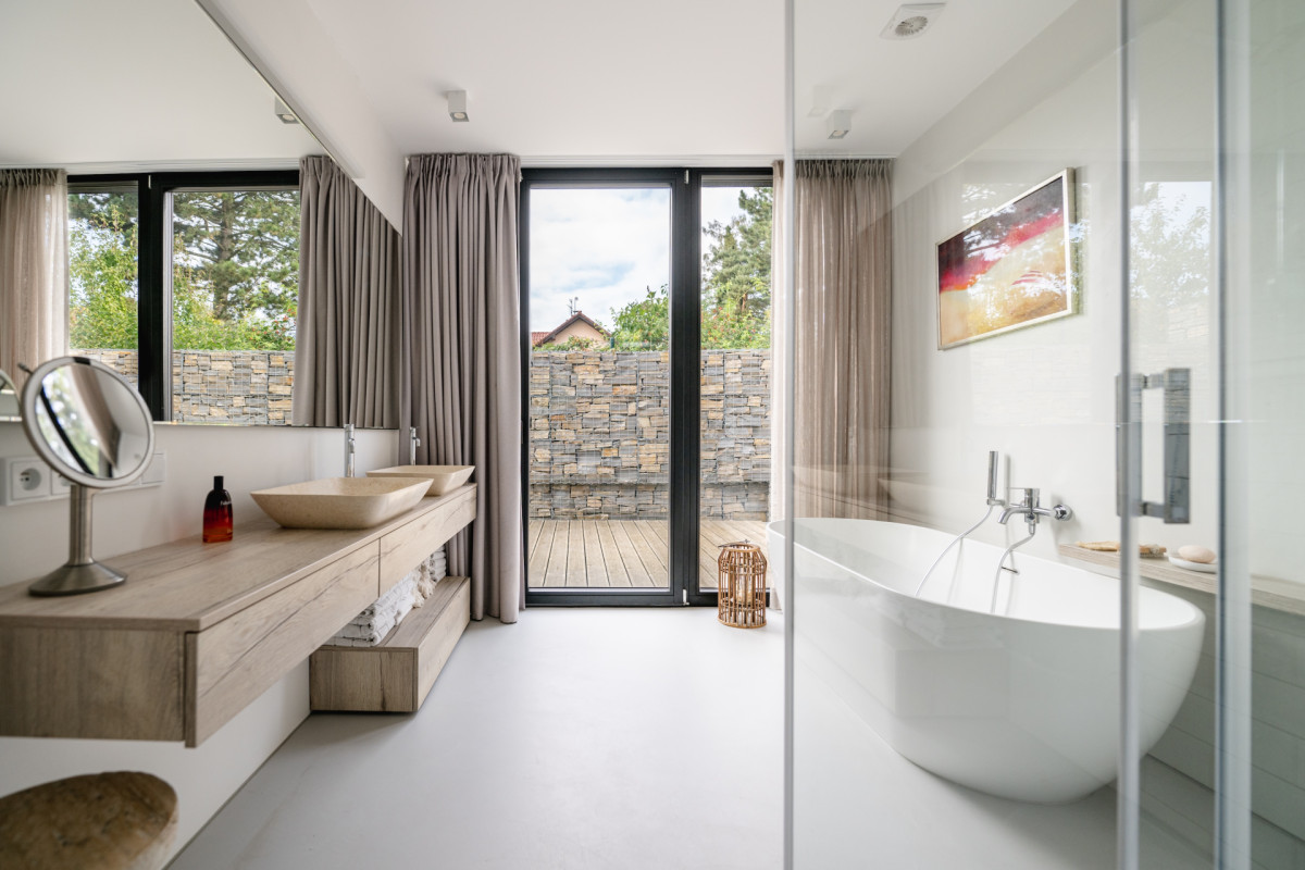 Rodinný dům od ateliéru Kunc Architects realizovaný firmou Vesper Homes dokazuje, že i náročný terén může být příležitostí.