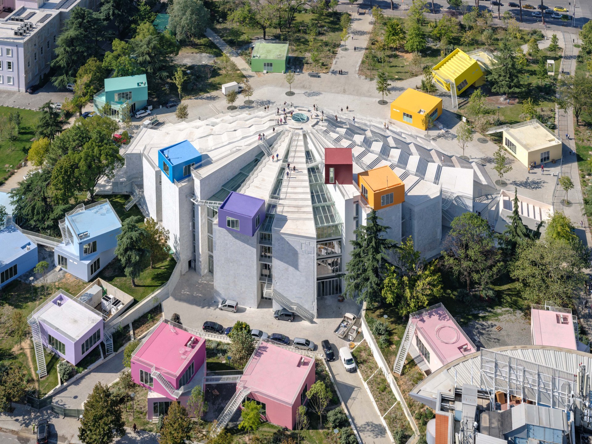 Velké projekty realizuje MVRDV v albánské Tiraně – u jejich zrodu je údajně studentské přátelství Winyho Maase s Ediho Rama, starosty, poslance a také umělce. Právě díky němu získal zakázku na projekt rekonstrukce památníku diktátora Envera Hodži na nové „technologické centrum“. Přidal sem třicítku barevných domečků určených jako kanceláře, kavárny, učebny.