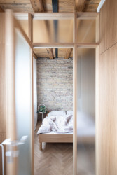 „Hlavním dělícím prvkem je nábytková konstrukce s transparentní výplní, která nahrazuje příčku, čímž vynikne rozměr otevřeného, kontinuálního prostoru,“ říká architekt Marek Abramovič.