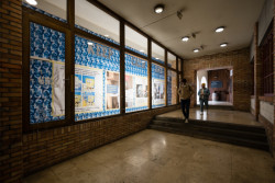 Z aktuální výstavy Dynamický blok: Keep calm and discourse v brněnské galerii „pro angažovanou architekturu“ 45 000 l