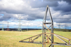 Krajina u Kadaně, protkaná elektrickým vedním vysokého napětí. (Josef Čančík; Wichterkreuz – návrat zmizelého)
