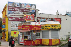 Vizuální smog ve veřejném prostoru – Liberec. Foto: Filip Landa