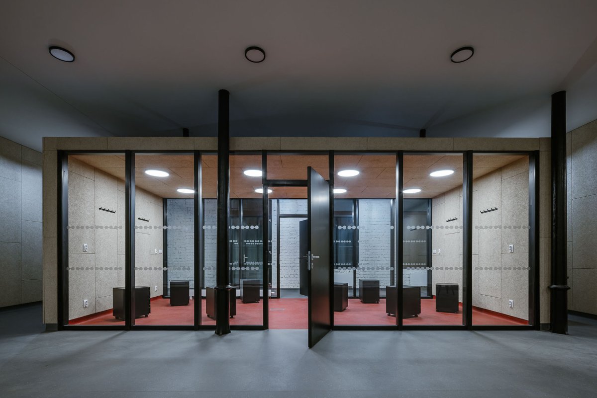Buňky nejsou tmavými kopkami, s prostorem se propojují díky velkým prosklením zasazeným do hliníkových profilů Aluprof. (Komunitní centrum ve Strakonicích, Ateliér VAS)