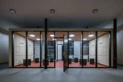 Buňky nejsou tmavými kopkami, s prostorem se propojují díky velkým prosklením zasazeným do hliníkových profilů Aluprof. (Komunitní centrum ve Strakonicích, Ateliér VAS)