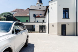 Parkoviště za hotelem (atelier 67, hotel Slunce v Osečné)