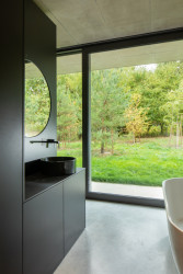 Ateliér Kamila Mrvy realizoval rodinný dům pro milovníka betonu v Žilině u Nového Jičína.