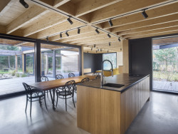 Architekti dbali na použití primárně přírodních materiálů, které navíc zůstaly plně přiznané. (Rodinný dům v Kersku, hipposdesign)