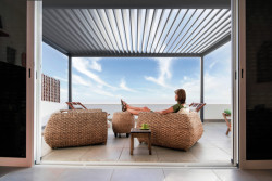 Aluprof představuje novou pergolu, která v sobě spojuje minimalistický design, kvalitu a odolnost