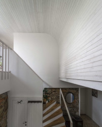 Převýšený prostor vstupní části je osvětlen velkým fixním oknem