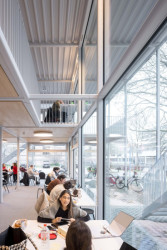 Interiér poskytuje flexibilní prostředí pro skupinovou práci, semináře, přednášky, ale i relaxaci. (Gustav Düsing & Max Hacke, Studijní pavilon)