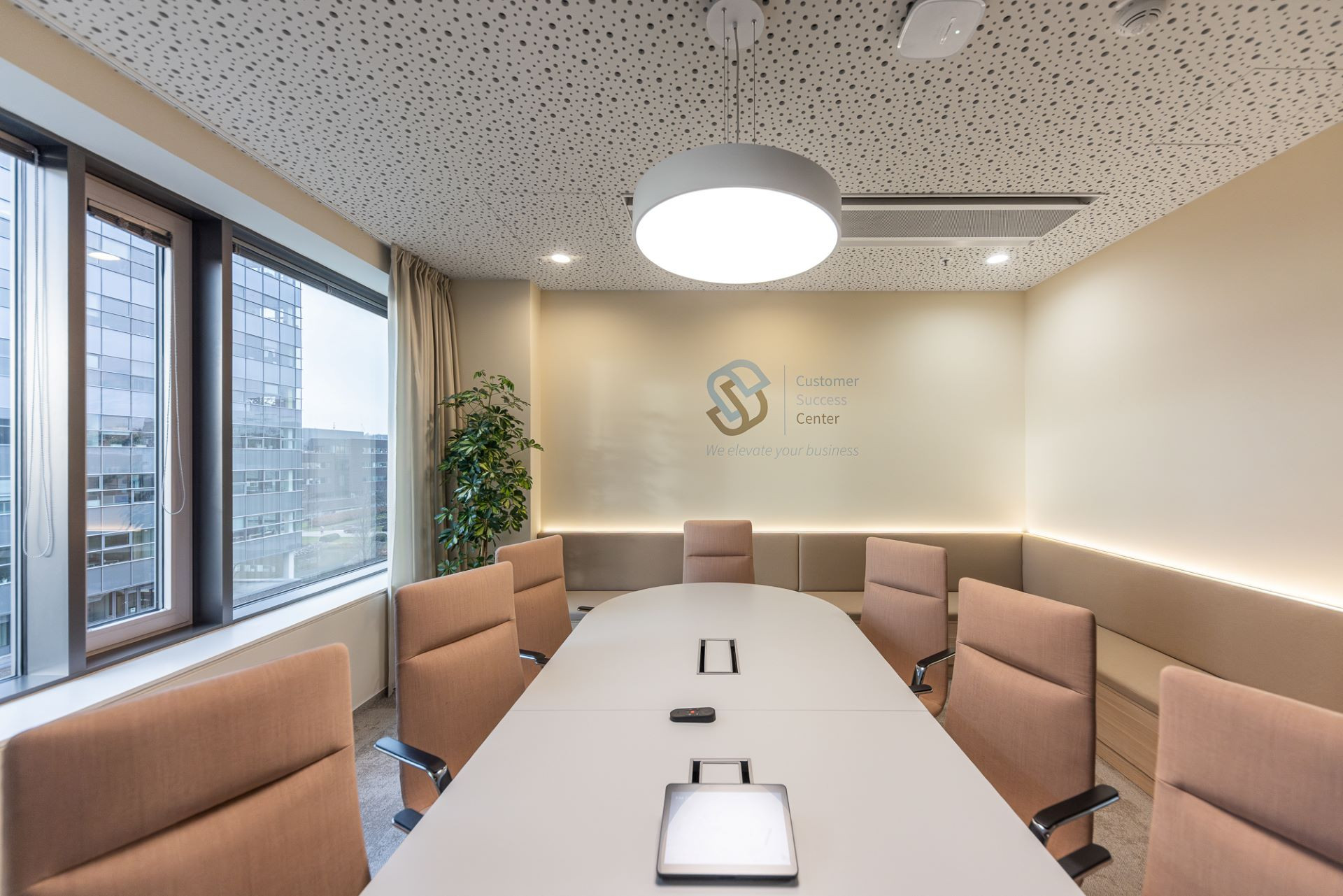 Architekti vybrali křesla Harmony Modern kvůli jejich čistým tvarům, které korespondují se zbytkem prostoru.