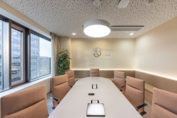 Architekti vybrali křesla Harmony Modern kvůli jejich čistým tvarům, které korespondují se zbytkem prostoru.