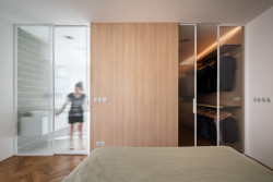 Interiér prvorepublikové vily podporuje průhledy místností mezi sebou a nečekané kombinace materiálů. (Rekonstrukce prvorepublikové vily v Brně, Atel!er )