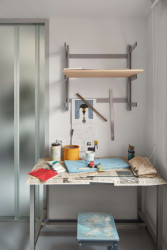 Byt sochaře, NEUHĀUSL HUNAL: A aby nové dělící prvky nepůsobily v prostoru „invazivně“ rozhodli se je namísto ostrých úhlů zaoblit, aby jimi tak jako světlo, volně proplouval i prostor. Vznikla tak velmi netradiční koupelna, a „tři hokejky“