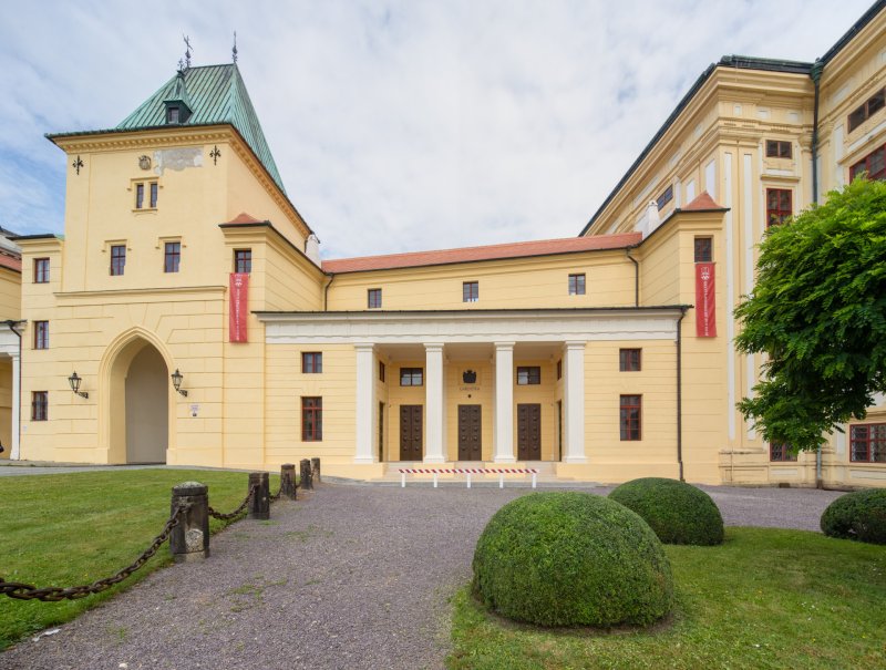 Pokud město navštívíte, nemůžete ji minout. Stojí totiž v jeho centru jen kousek od hlavního Velkého náměstí a hned vedle Arcibiskupského zámku. (Ateliér Štěpán, Mlýnská brána v Kroměříži)