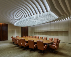 Skutečné interiérové poklady představují konferenční salónky. Tím vůbec nejpůsobivějším je někdejší Salónek Klementa Gottwalda, kterému dnes zaměstanci neřeknou jinak než Schwarzeneggerův sál - americký herec tu totiž kdysi natáčel jednu reklamu. Celá místnost je pojata jako koncepční umělecké dílo s autorsky navrženými koberci na podlaze i na stěnách od textilního výtvarníka Josefa Müllera. Dominantou salónku je ale úchvatný lustr, který je integrální součástí žebrovaného podhledu.