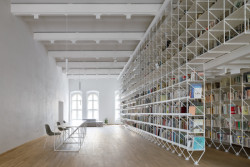 Na začátku byly tři notně zvetšelé měšťanské domy v centru Prešova. Na konci opravené objekty a uvnitř Krajská knihovna P. O. Hviezdoslava, jejíž interiér tvoří bílé ocelové police. Někde jsou dvoupatrové, jinde naopak nedosahují až ke stropu a vytvářejí tak v každém patře trochu jinou kulisu.