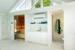 Ukázka minimalistického privátního spa se saunou a bazénem. Autorem designu je studio Čtyři stěny. 