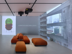 V Konsepti probíhá výstava věnovaná modernistické architektce Lině Bo Bardi. Zaměřuje se především na její nábytek, k vidění je reedice jejích ikonických Bowl Chair