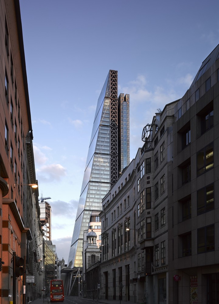 Před 7 lety dokončila architektonická kancelář Rogers Stirk Harbour + Partners výškovou budovu The Leadenhall ve finančním centru Londýna City. Specifický tvar budovy je navržen tak, aby věž neblokovala výhledy na katedrálu sv. Pavla a Westminsterský palác.