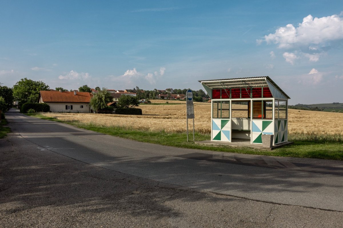 Namísto bourání hravé repasování (Zastávka v Podmoklech nad Berounkou, Debyt architektura)