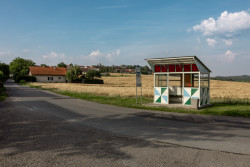 Namísto bourání hravé repasování (Zastávka v Podmoklech nad Berounkou, Debyt architektura)