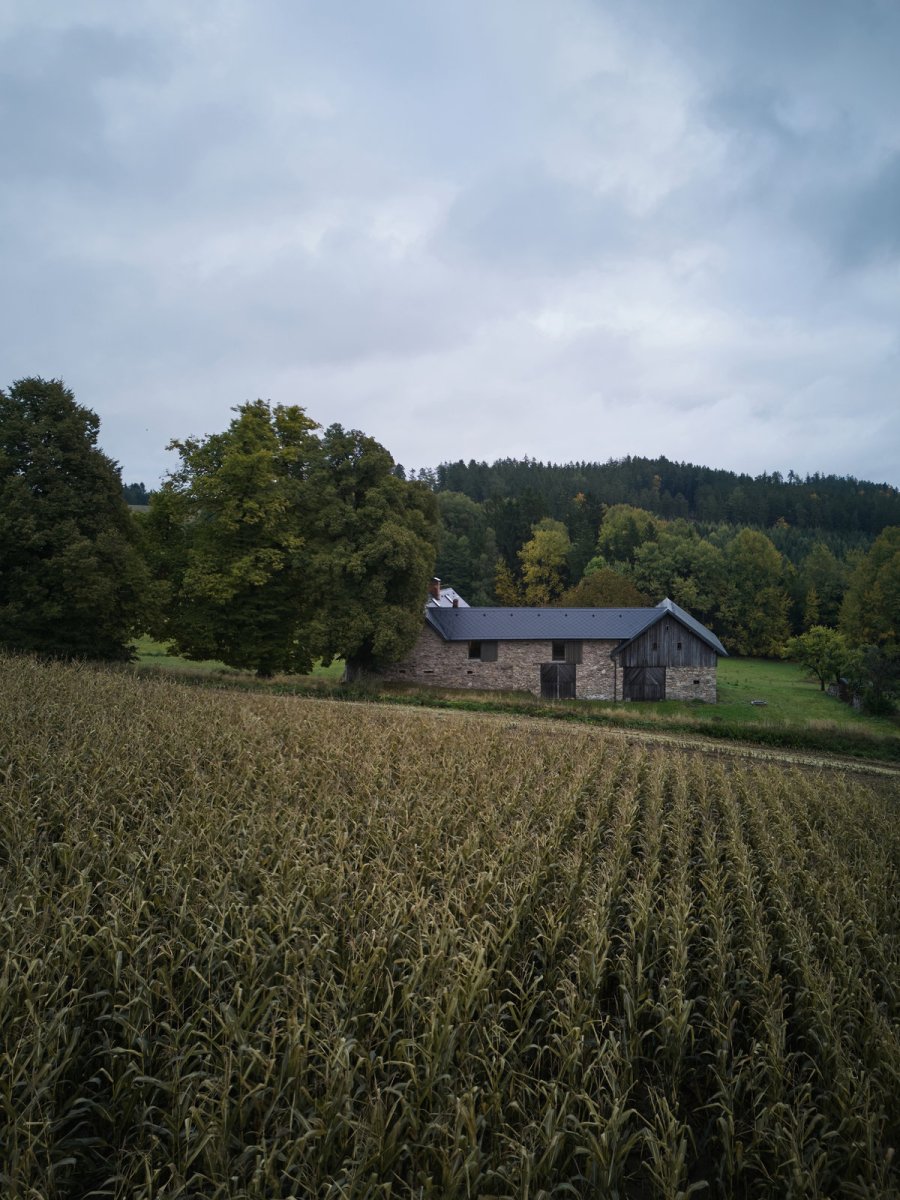 Statek na Vysočině vznikal postupně od první poloviny 19. století až do jeho závěru. (Chalupa na Vysočině; Plus One Architects)