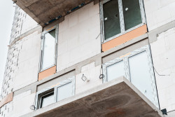 Vysoká objemová hmotnost tvárnic Silka přináší benefity ve formě akumulace, homogenita materiálu přispívá ke vzduchotěsnosti obálky budovy.