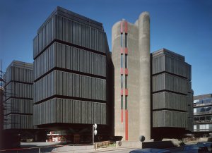 O Kotvě se mluví jako o brutalistické budově. Ovšem ze surového betonu (béton brut) jsou na Kotvě v zásadě jenom schodišťové věže, zbytek stavby je obložený plechy z eloxovaného hliníku.