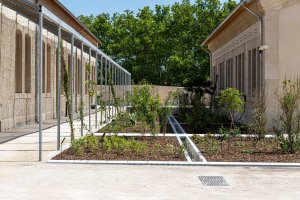 Vznikla i střešní zahrada (Rekonstrukce bývalých železničních dílen; ASSEMBLE, Atelier Luma, BC Architects )