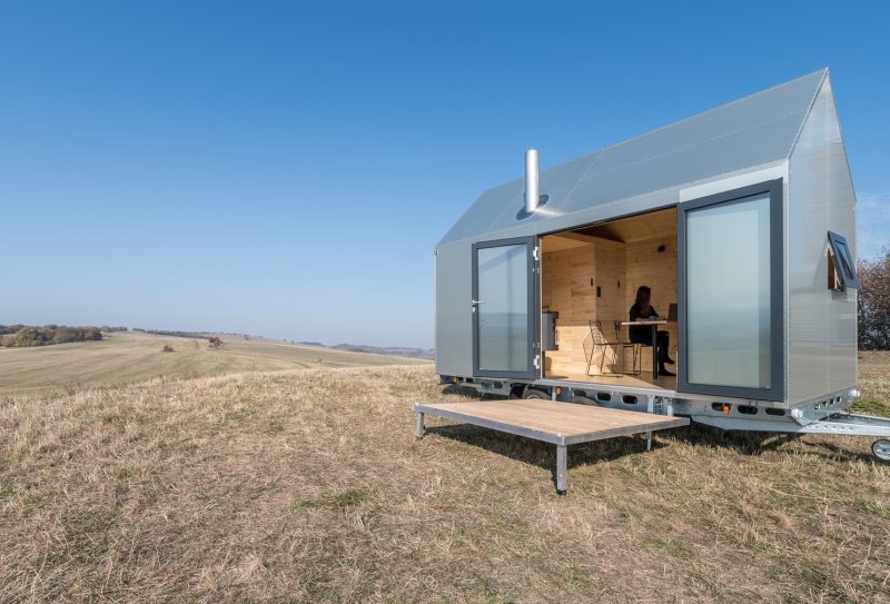 Hliníkový design domku na kolech Mobile Hut si řekl o tepelně izolované hliníkové okenní profily&nbsp;Schüco AWS 50&nbsp;s&nbsp;pohledovou šířkou pouze 40 mm (vyklápěné ven)&nbsp;a dveře Schüco ADS 50s&nbsp;dvojitým bezpečnostním sklem