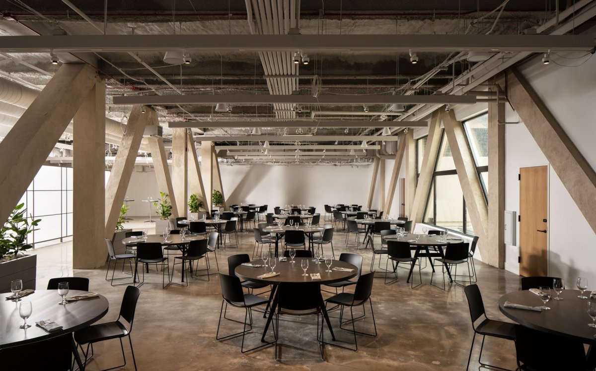 Administrativní brutalistickou budovu v americkém New Haven proměnili architekti ze studia Becker + Becker na luxusní hotel Marcel