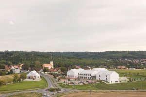 Stojí naproti nové škole od stejného ateliéru. (Hasičská stanice Dolní Jirčany, SOA architekti)
