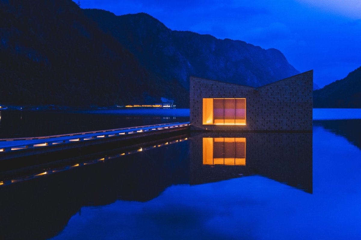 Feste Landscape Architecture navrhli saunu plující na norském jezeře Bandak