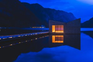 Feste Landscape Architecture navrhli saunu plující na norském jezeře Bandak