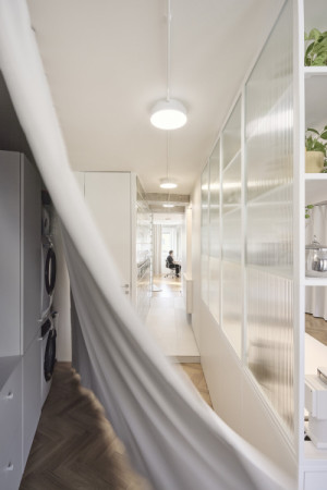 Druhá kuchyně určená na vaření, lze ji zatáhnout závěsem. (Byt bez příček; RDTH architekti)